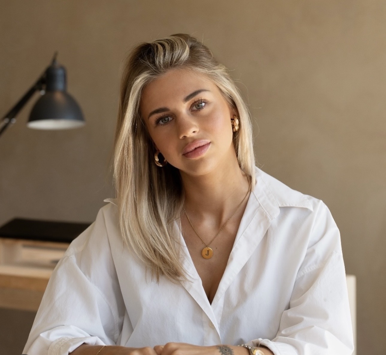 Zoë, oprichter van Charmed Salon en Belgisch Kampioen Natural Nails 2025