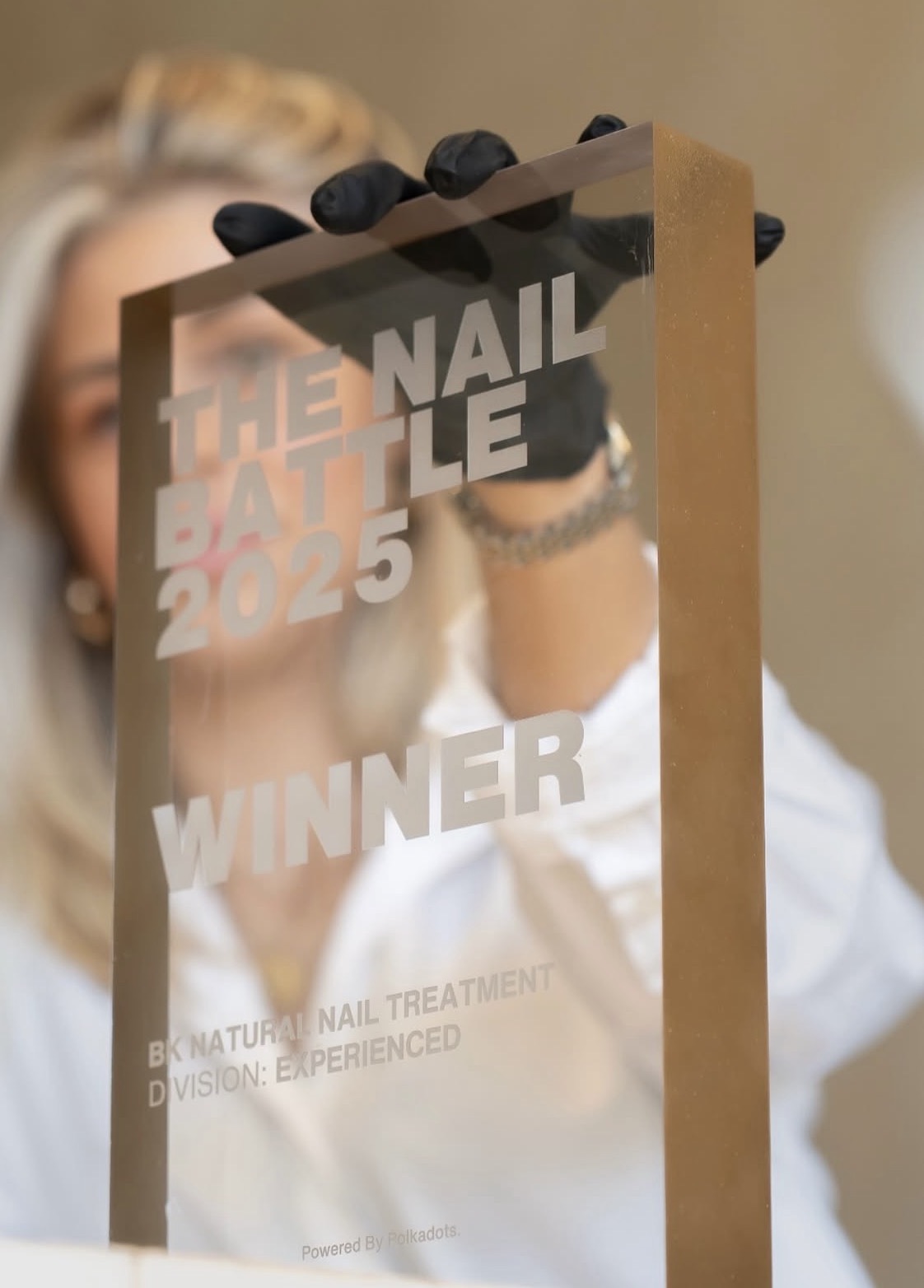 Zoë met haar trofee The Nail Battle 2025, Winner, BK Natural Nail Treatment, division experienced